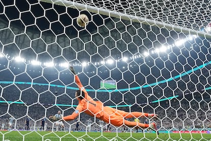Leo Messi,anotando de penalti el primer gol del partido frente a Croacia.