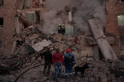 Varios rescatistas trabajan en el edificio residencial afectado por el ataque ruso. 