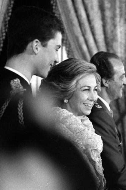 La Reina, entre el Rey, y el Príncipe, en la celebración de la Pascua de enero de 1987, en el palacio Real.