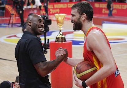 Kobe Bryant (a la izquierda) felicita a Marc Gasol tras la final.