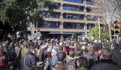 Los trabajadores de TV-3 y Catalunya Ràdio, durante la protesta de ayer.
