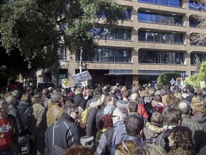 Los trabajadores de TV-3 y Catalunya R&agrave;dio, durante la protesta de ayer. 