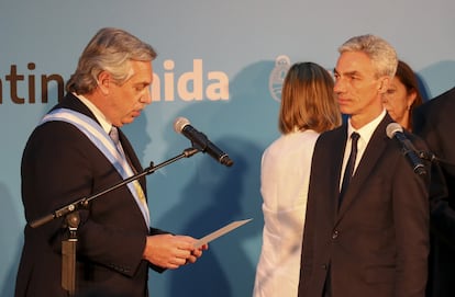 El presidente de Argentina, Alberto Fernández y el Ministro de Transporte, Mario Meoni