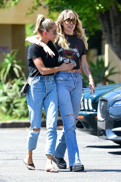 Miley Cyrus y Kaitlynn Carter. Unas semanas después de anunciar su ruptura con Liam Hemsworth, Miley Cyrus empezó a dejarse ver con su exnovia Kaitlynn, con la que siempre coordinaba estilismo.