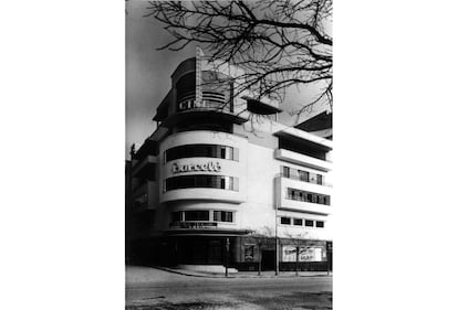 Autor: Luis Gutiérrez Soto. Barceló, 11. La figura del prolífico arquitecto Luis Gutiérrez Soto (Madrid, 1900-1977), autor de iconos modernos madrileños, como el bar Chicote o el cine Barceló (ambos de 1931), resume la relación de Madrid con la arquitectura racionalista. En el antiguo cine Barceló, actual discoteca Pachá, Gutiérrez Soto refleja la influencia del expresionismo alemán de arquitectos como Erich Mendelsohn.