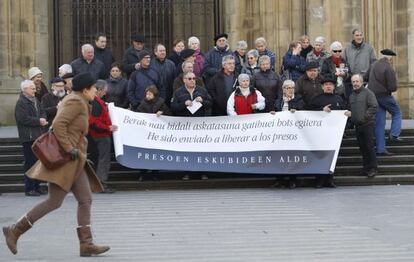Concentración de curas en apoyo de la manifestación a favor de los presos de ETA.