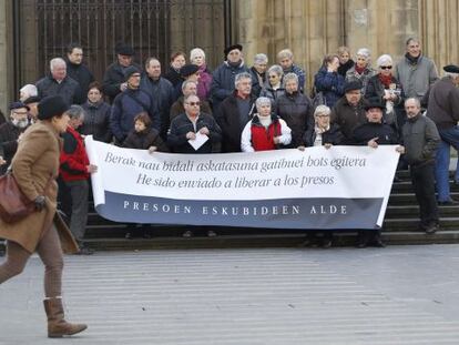 Concentración de curas en apoyo de la manifestación a favor de los presos de ETA.