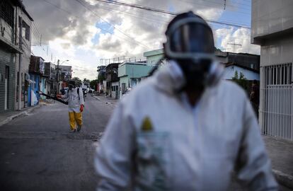 El Niño también ha afectado con fuerza al Cono Sur, en donde las inundaciones han desplazado a miles de personas y han generado depósitos de agua propicios para la aparición de insectos. En la fotografía, dos trabajadores fumigan en las calles de Recife.