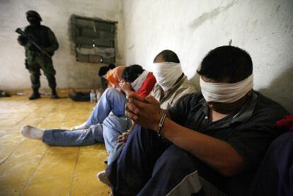 Un soldado custodia a un grupo de personas secuestradas por narcotraficantes en un rancho cerca de Sabinas Hidalgo, a 100 kilómetros de la ciudad de Monterrey.