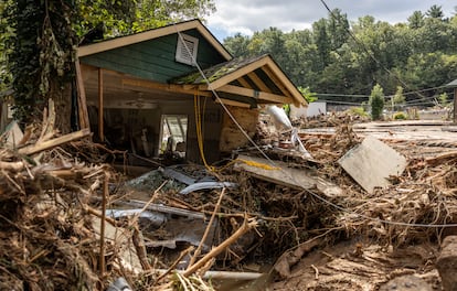 Una casa destruida con un automóvil debajo en Chimney Rock, Carolina del Norte.