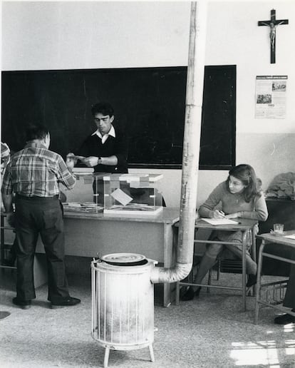 Votación en un colegio electoral en Zarzalejo (Madrid). Las elecciones tuvieron lugar unos días de la visita a España del papa Juan Pablo II. El presidente Calvo-Sotelo había disuelto las Cortes el 27 de agosto, pillando por sorpresa a los líderes políticos y dejando en suspenso los estatutos de autonomía pendientes, así como a varios partidos de centro y centro-derecha a falta de celebrar sus congresos  constituyentes.