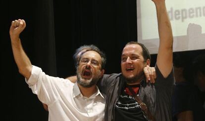 El candidato de la CUP, Antonio Baños (i) y el lider de la formación independentista, David Fernández, durante la celebración de los resultados obtenidos en las elecciones catalanas.