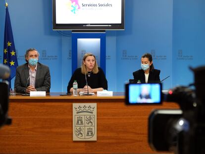 Isabel Blanco, en el centro, durante la rueda de prensa de este viernes.