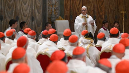 Miembros del Colegio Cardenalicio miran al nuevo papa León XIV mientras este oficia su primera misa como pontífice en la Capilla Sixtina.