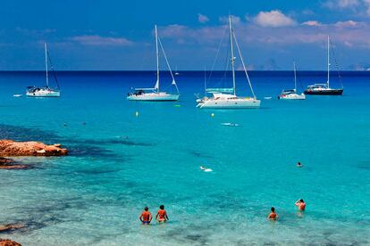 Los yates y veleros se mezclan en Formentera con los bañistas.