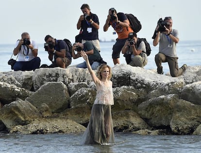 La actriz Sonia Bergamasco posa para la prensa en el Lido de Venecia.