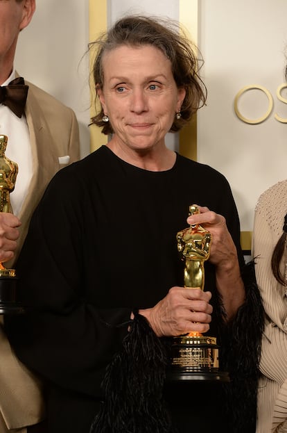 26 de abril de 2021, premios Oscar: Frances McDormand recoge el tercer Oscar de su carrera por interpretar a Fern en Nomadland. Una vez más, la intéprete siguió uno de los principios que han marcado su carrera: no maquillarse ni peinarse para acudir a una gala de premios.
