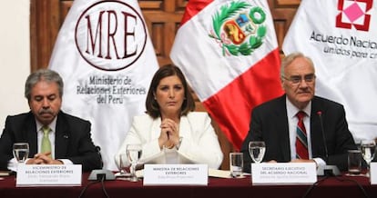 La canciller de Perú, acompañada por el secretario ejecutivo del Acuerdo Nacional (dcha) y por el vicecanciller.