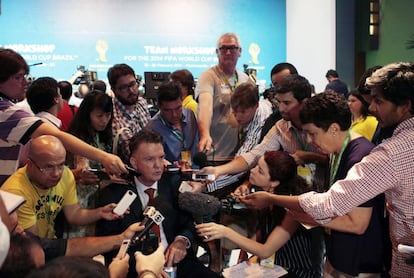 El seleccionador holandés Louis van Gaal hablando con los medios.