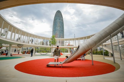 Detalles en la zona de juegos infantiles, en la planta superior, como un telescopio desde el que ver el entorno del parque. Por ejemplo, se puede ver de cerca la Torre Glòries.