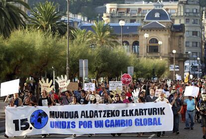 Miles de indignados por las calles de San Sebasti&aacute;n han seguido la marcha bajo el lema &quot;Unidos por un cambio global&quot;.