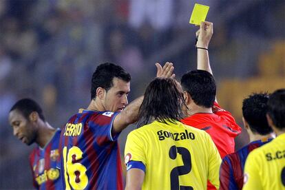 Teixeira Vitienes amonesta a Busquets.