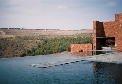 Karl Fournier y Olivier Marty reformaron esta antigua granja bereber situada en la orilla del desierto de Agafay. En esta foto, el comedor del jardín. En la página anterior, a la dcha., chimenea de tierra de uno de los dormitorios de invitados. A la izda., museo Yves saint laurent de marrakech. abajo, terraza de villa e, la vivienda que protagoniza la doble página de apertura.