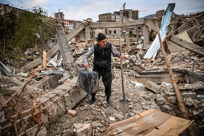 Un hombre busca sus pertenencias entre los restos de la que era su casa en Stepanakert, en el Alto Karabaj, este sábado.