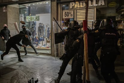 Manifestantes arrojan piedras a la policía en Madrid.