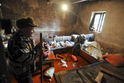 Un vecino de Devecser, a algo más de 160 kilómetros de Budapest, observa cómo ha quedado su casa tras la inundación de barro tóxico.