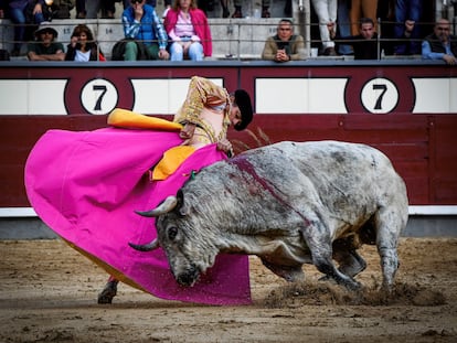 Sánchez Vara remata un quite frente al bravo toro 'Matón'.