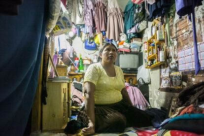 Una madre en el interior de una celda en la cárcel de San Pablo. Aquí duerme con sus dos hijas.