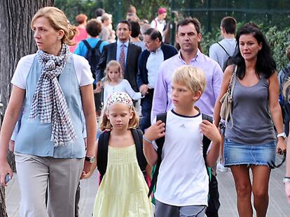 La infanta Cristina con sus dos hijos menores esta mañana al llegar a clase.