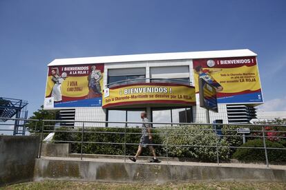 'Bienvenidos a La Roja', cartel que recibe a la selección española en la entrada del peaje.