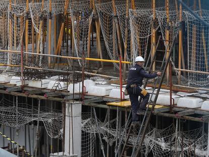 Trabajos de construcción de un edificios de viviendas en Madrid, este lunes.