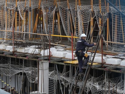 Obras de construção de um edifício residencial em Madri, nesta segunda-feira. No vídeo, as obras só são permitidas quando ninguém mora na edificação.