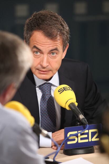 El presidente del Gobierno, José Luis Rodríguez Zapatero, contesta a los periodistas de la SER Carles Francino, Gemma Nierga, Àngels Barceló y Montserrat Domínguez.