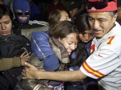 Yakiri se abraza a sus padres, Marina y José Luis, al salir de prisión.