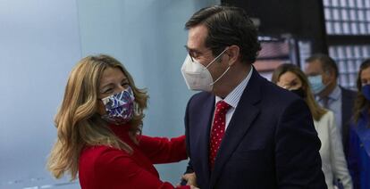 La ministra de Trabajo y Economía Social, Yolanda Díaz, y el presidente de la patronal CEOE, Antonio Garamendi, en abril de 2021.