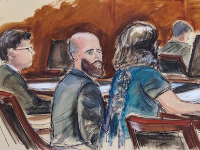 Joshua Schulte (centro), durante el primer juicio en su contra, en marzo de 2020, en Manhattan.