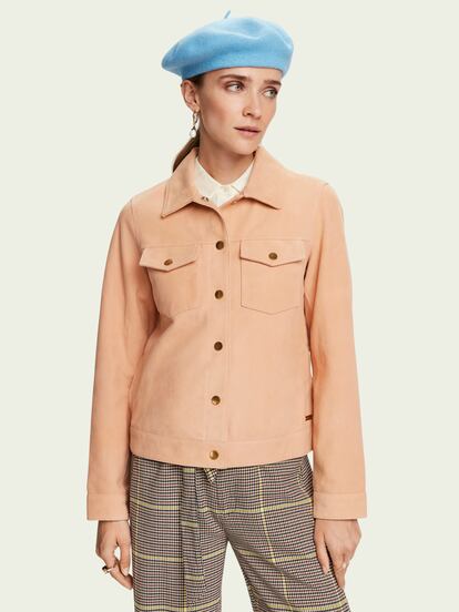 Si buscas la chaqueta todoterreno con un punto femenino y chic, aquí la tienes: en ante color salmón y de corte recto. Clásica pero actual. Es de Scotch & Soda y su precio 349,95 euros.