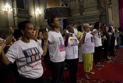 Nesta segunda-feira, dia 23 de julho, foi realizada uma missa na igreja da Candelária em homenagem aos oito jovens que foram brutalmente assassinados por policiais militares há 25 anos perto dali. O episódio ficou conhecido como chacina da Candelária.