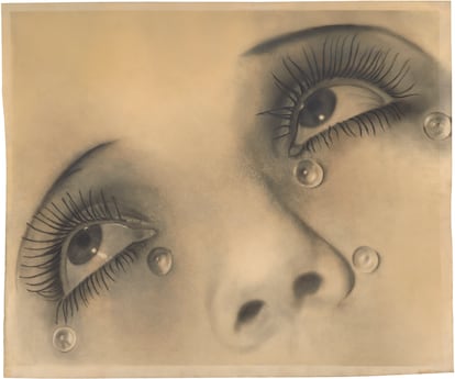 Man Ray, 'Les Larmes [Las lágrimas]', c. 1930. Plata en gelatina, 75 x 91,5 cm. Colección Dietmar Siegert ©Man Ray, VEGAP, Madrid, 2022.