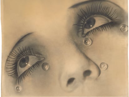 Man Ray, 'Les Larmes [Las lágrimas]', c. 1930. Plata en gelatina, 75 x 91,5 cm. Colección Dietmar Siegert ©Man Ray, VEGAP, Madrid, 2022.