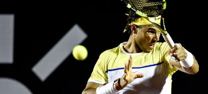 Nadal devuelve la pelota ante Carre&ntilde;o.