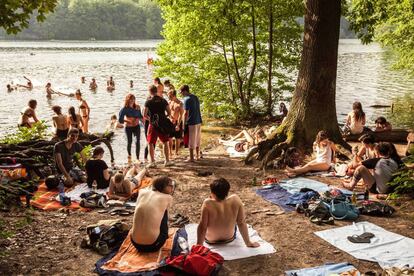 Bañistas en el lago Schlachtensee lago, en Berlín.