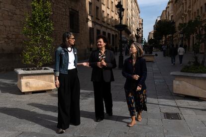 La comisionada para la celebración de los 50 años de España en libertad, Carmina Gustrán; la directora de la Pinacoteca de Grecia, Syrago Tsiara y la comisionada para la celebración de los 50 años del 25 de abril, Maria Inácia Rezola (Portugal), por las calles de Salamanca.