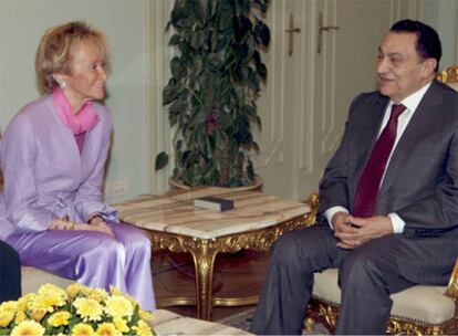 La vicepresidenta primera del Gobierno, María Teresa Fernández de la Vega, durante su reunión con el presidente de Egipto, Hosni Mubarak