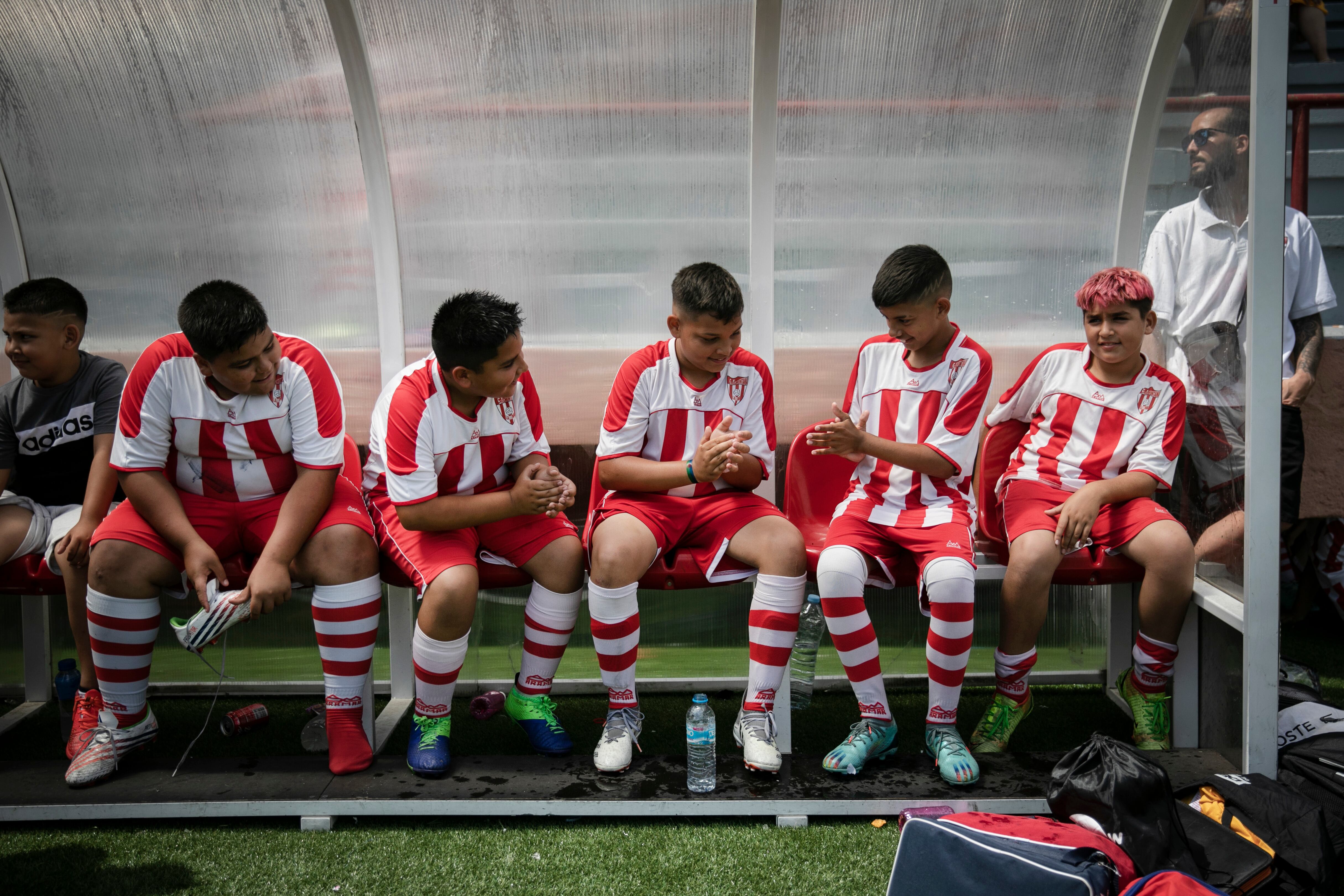 En imagen unos niños de CF Tramontana en una pausa durante el torneo. 