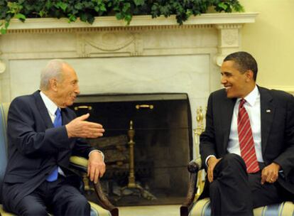Los presidentes de Israel, Simón Peres, y Estados Unidos, Barack Obama, conversan en la Casa Blanca.